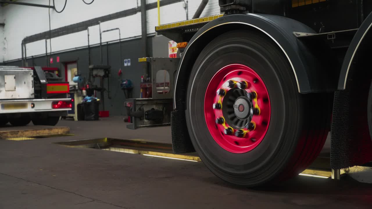 el giro de la rueda del camión en cámara lenta