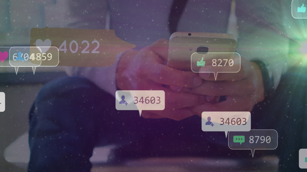 animación de iconos de redes sociales con números sobre un hombre caucásico que usa un teléfono inteligente