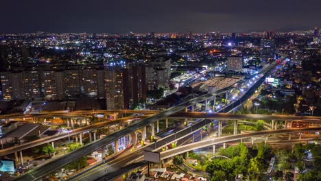 Vista-Aérea-De-Drones-Sobre-La-Autopista-De-San-Antonio-Y-El-Paisaje-Urbano,-Durante-La-Noche,-En-La-Ciudad-De-México,-América---Reversa,-Tiro-De-Hiperlapso