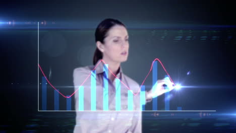 una mujer de negocios feliz dibujando un holograma en un fondo negro.