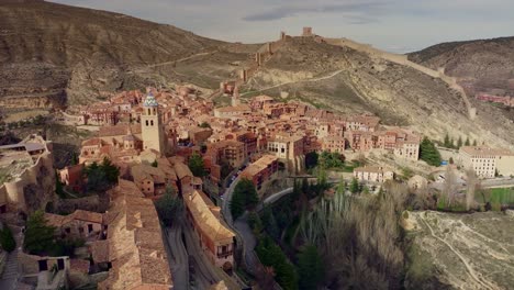 4K-Drohne-über-Albarracin,-Wunderschöne-Spanische-Stadt-Auf-Dem-Land-Mit-Historischer-Verteidigungsmauer