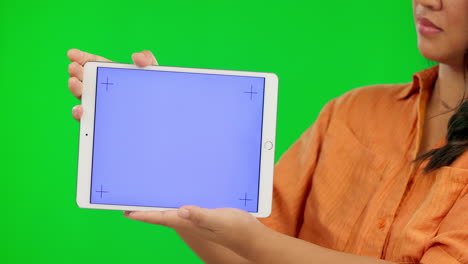 Pantalla-Verde,-Mujer-Y-Manos-En-La-Tableta