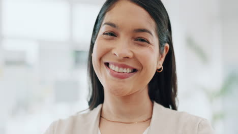 Retrato-De-Mujer-De-Negocios,-Sonrisa-En-La-Oficina