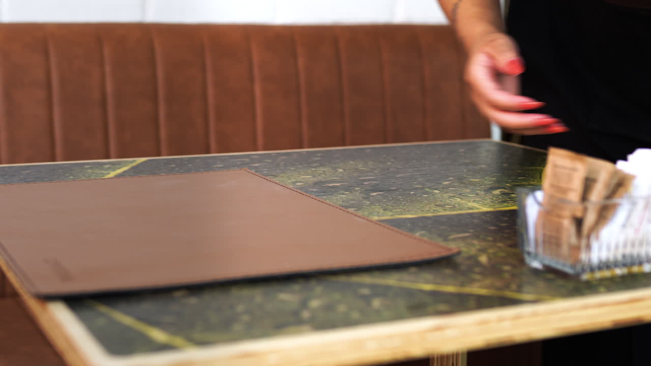 официантка, работающая в кафе.