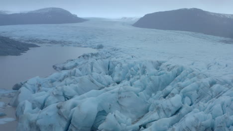 aumento de toma aérea reveladora sobre un gran glaciar