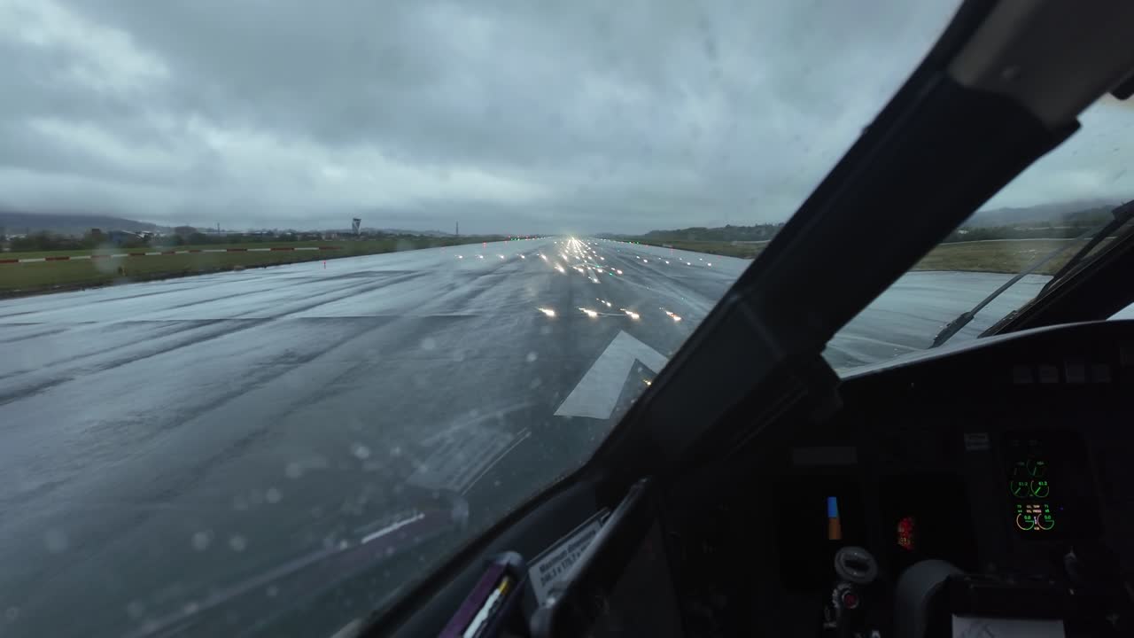 Vista del pilota in allineamento con la pista per la partenza dall'aeroporto di Bilbao (BIO) in una giornata tempestosa.