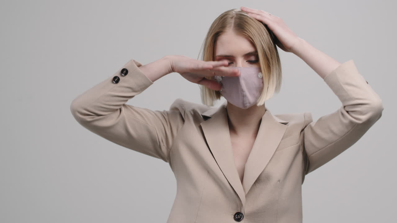 세련된 얼굴 마스크를 입은 감각적인 여성 모델의 초상화