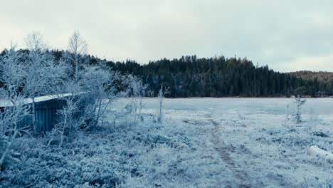 indre fosen, trondelag county, norwegen - das mit eis bedeckte omundvatnet und seine schneebedeckte umgebung - drohne fliegt vorwärts