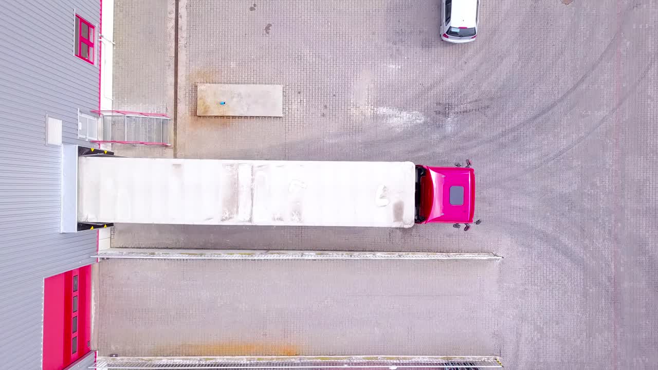 트럭이 물류 센터로 운전하고 있습니다.