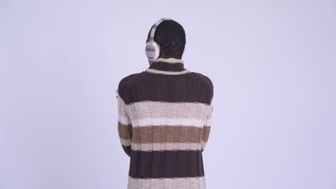 젊은 잘생긴 아프리카 남자가 겨울을 준비하고 있습니다.