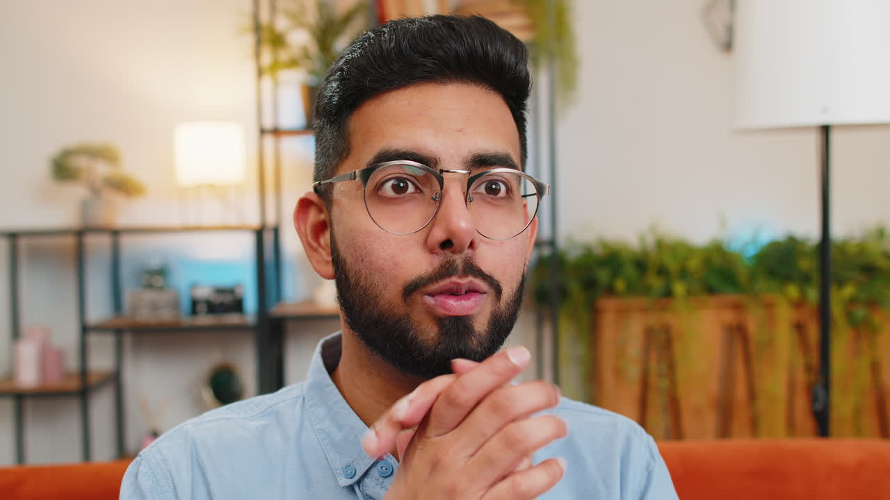 sorprendido emocionado conmocionado hombre indio con gafas con reacción wow boca abierta buenas noticias de victoria