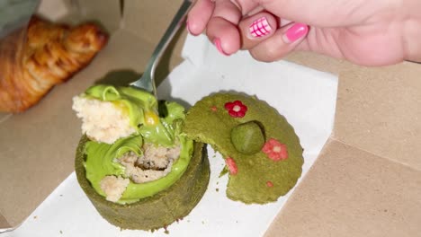 se convierte en un cremoso y suave pastel de tarta de té verde matcha