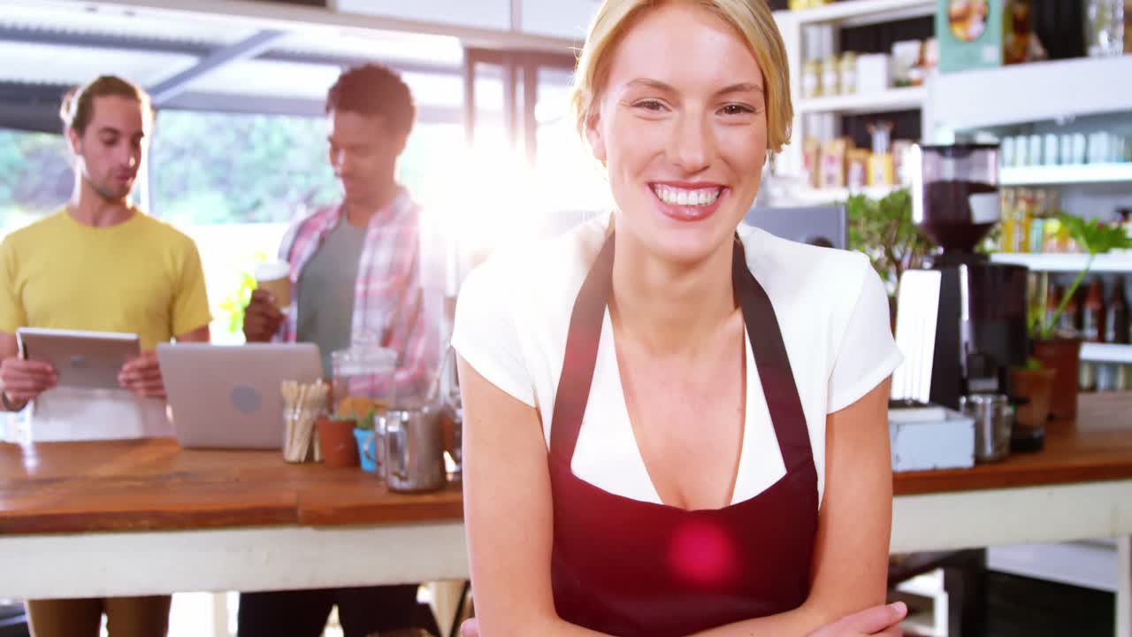 카운터 뒤에 서 있는 웨이트리스의 초상화