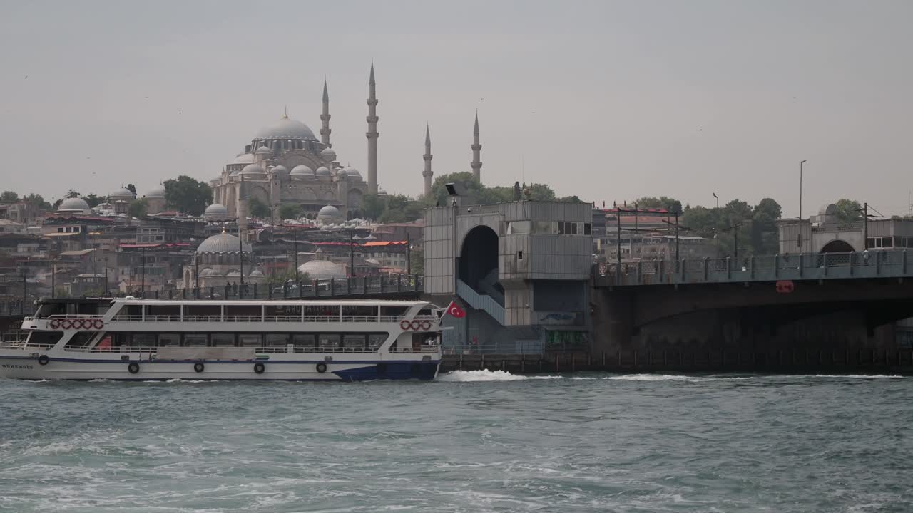 ferry del bósforo de estambul y vista de la mezquita
