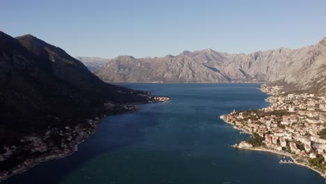 aéreo - bahía de kotor en la antigua ciudad de kotor, montenegro, tiro hacia adelante