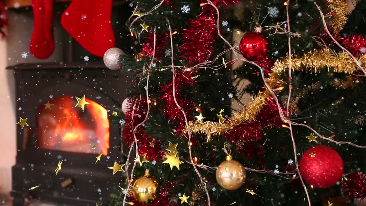 animación de nieve cayendo sobre el árbol de navidad con bolas