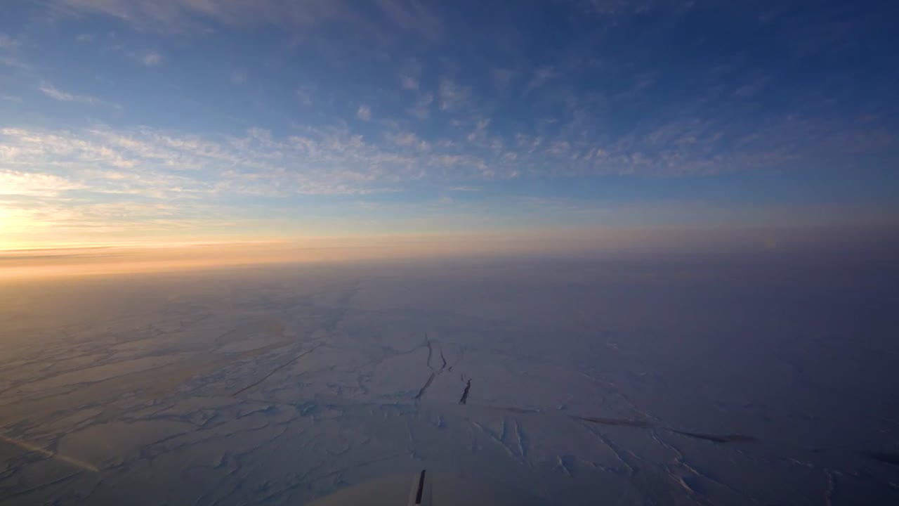 얼어붙은 북극 툰드라 상공을 비행하는 비행기 앞에서 pov 샷 1