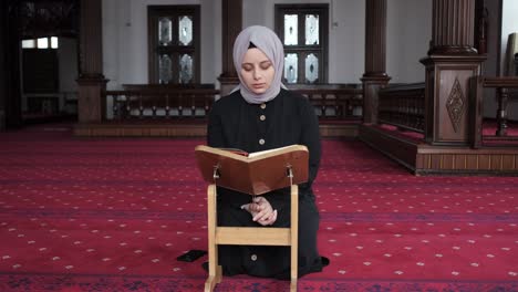 women reading quran