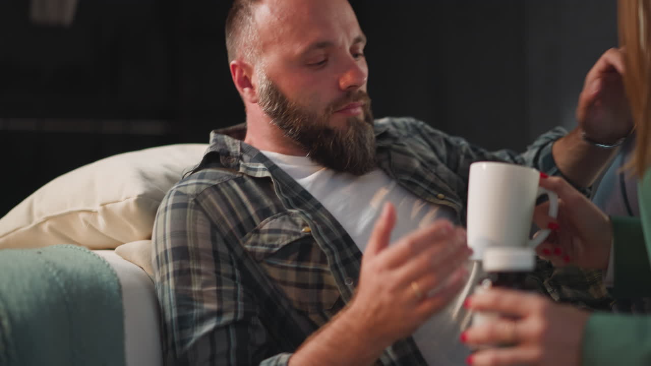 심장 질환 을 가진 남자 에게 물 과 약 을 가져다 주는 여자