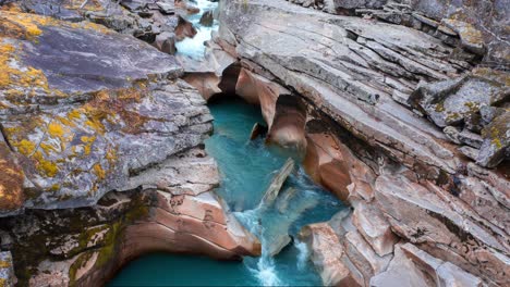 río storelva llevando sus aguas a través del canal tallado en piedra a lo largo de los siglos.