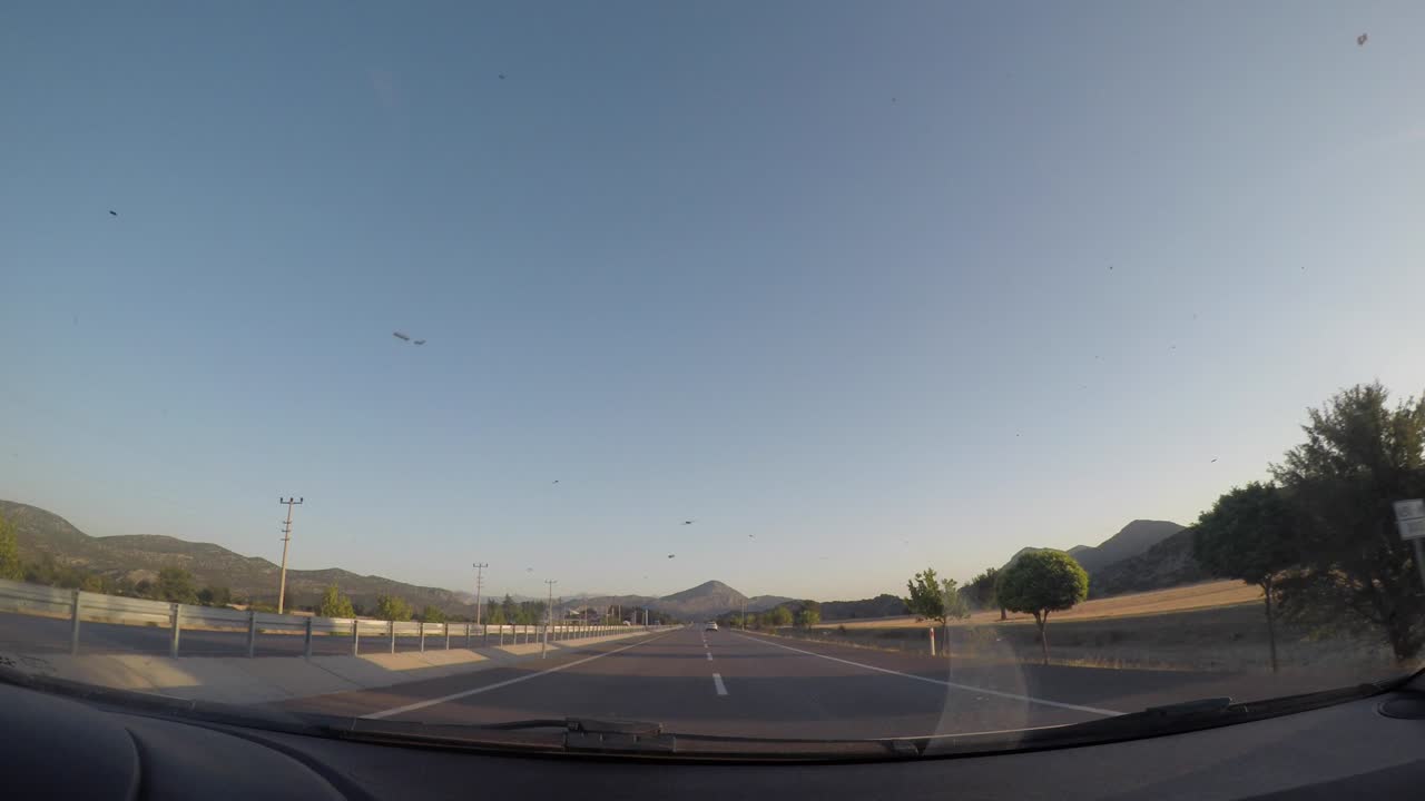 vista de la ciudad, la naturaleza y el tráfico desde la cámara dentro del vehículo.