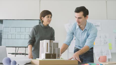 equipo de arquitectos creativos que trabajan juntos en un estudio de arquitectos