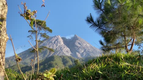 Vista-Matutina-Del-Monte-Merapi-Y-El-Cielo-Azul-Claro