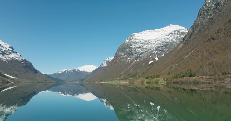 Volo di drone lungo il molo di Bodal a Lovatnet, Loen, Norvegia