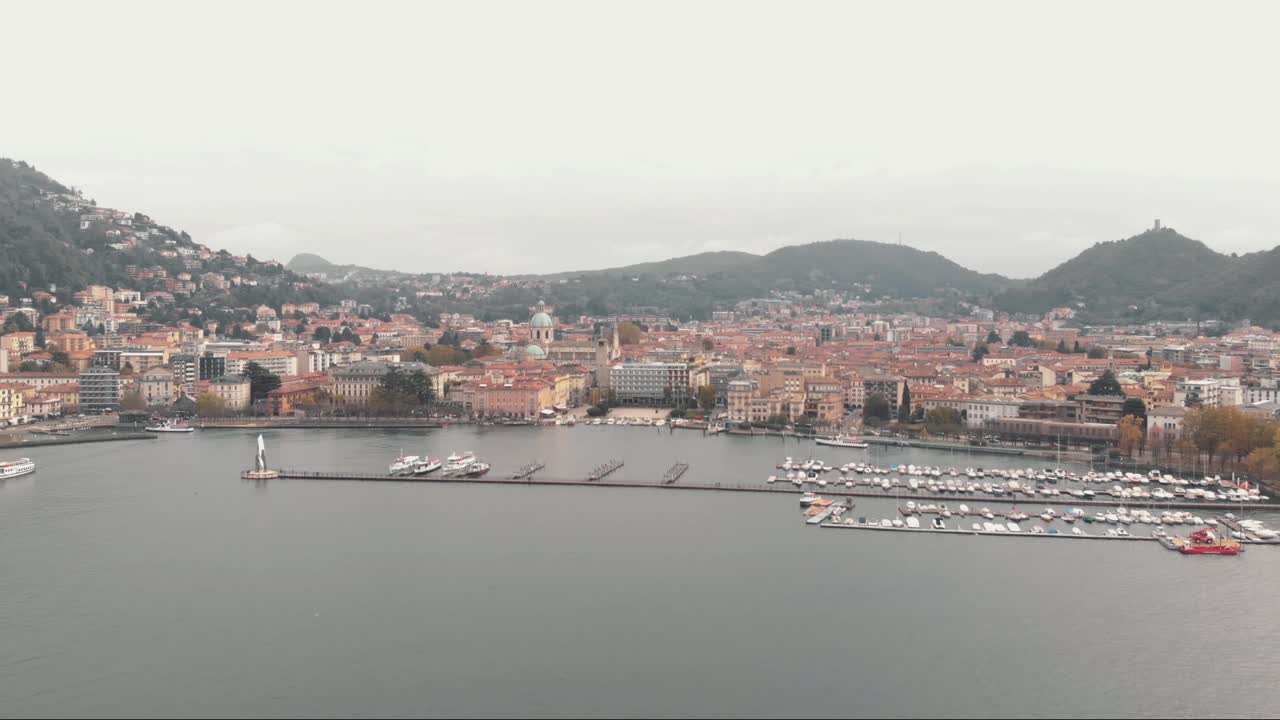 establecimiento aéreo del lago de como, puerto deportivo y ciudad.
