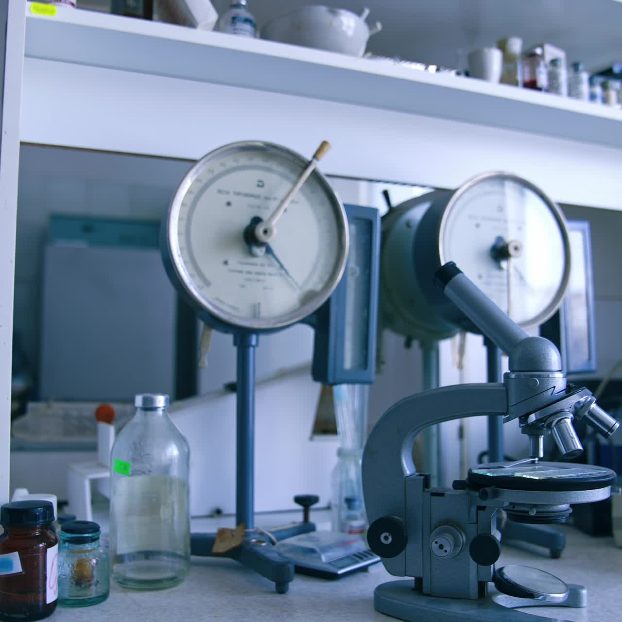 Interno di laboratorio medico senza persone. Microscopio, bilance, bottiglie e beute nel laboratorio
