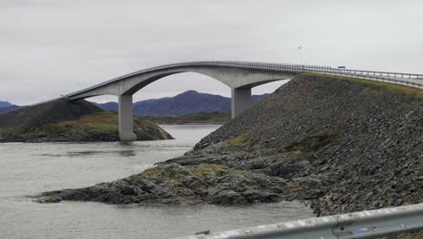 día brumoso y nublado en el puente storseisundet en la carretera del océano atlántico, noruega