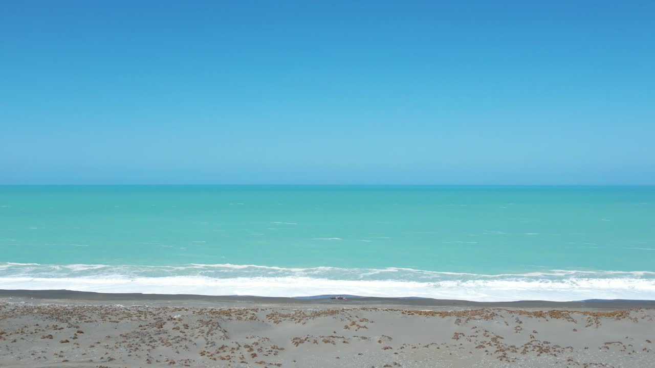 드넓은 풍경을 넘어 아름다운 바다로 다가가는