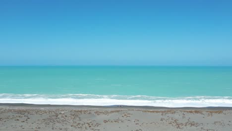 Acercándose-A-Un-Hermoso-Océano-A-Través-De-Un-Vasto-Paisaje