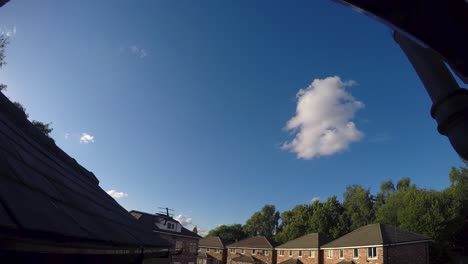 timelapse del cielo en el área suburbana en el norte de inglaterra, reino unido-2