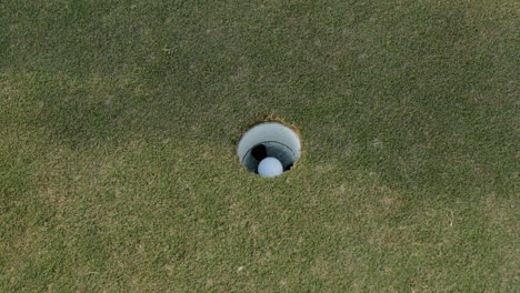 un club de golf golpeando una pelota en el campo de golf.