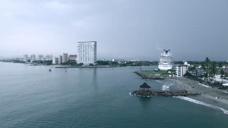 Lloviendo-Imágenes-De-Drones-Matutinos-En-La-Bahía-De-Puerto-Vallarta-Mexico,-área-Del-Complejo-Hotelero,-área-Del-Centro-De-La-Ciudad,-Crucero-En-El-Puerto-Deportivo