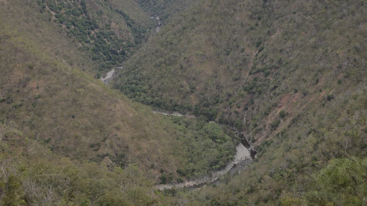 foto tomada a mano del valle cerca de las cataratas de wollomombi, parque nacional oxley wild rivers, nueva gales del sur, australia