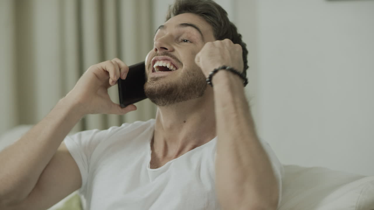 hombre feliz escuchando buenas noticias en el teléfono móvil
