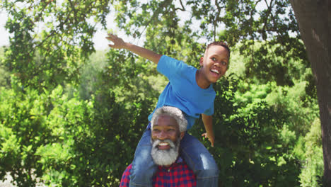 el abuelo y el nieto pasan tiempo juntos