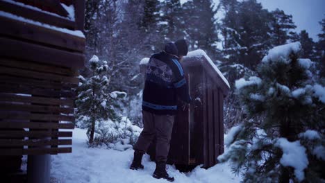 Mann-Geht-Im-Winter-In-Richtung-Einer-Hölzernen-Räucherei-Im-Freien