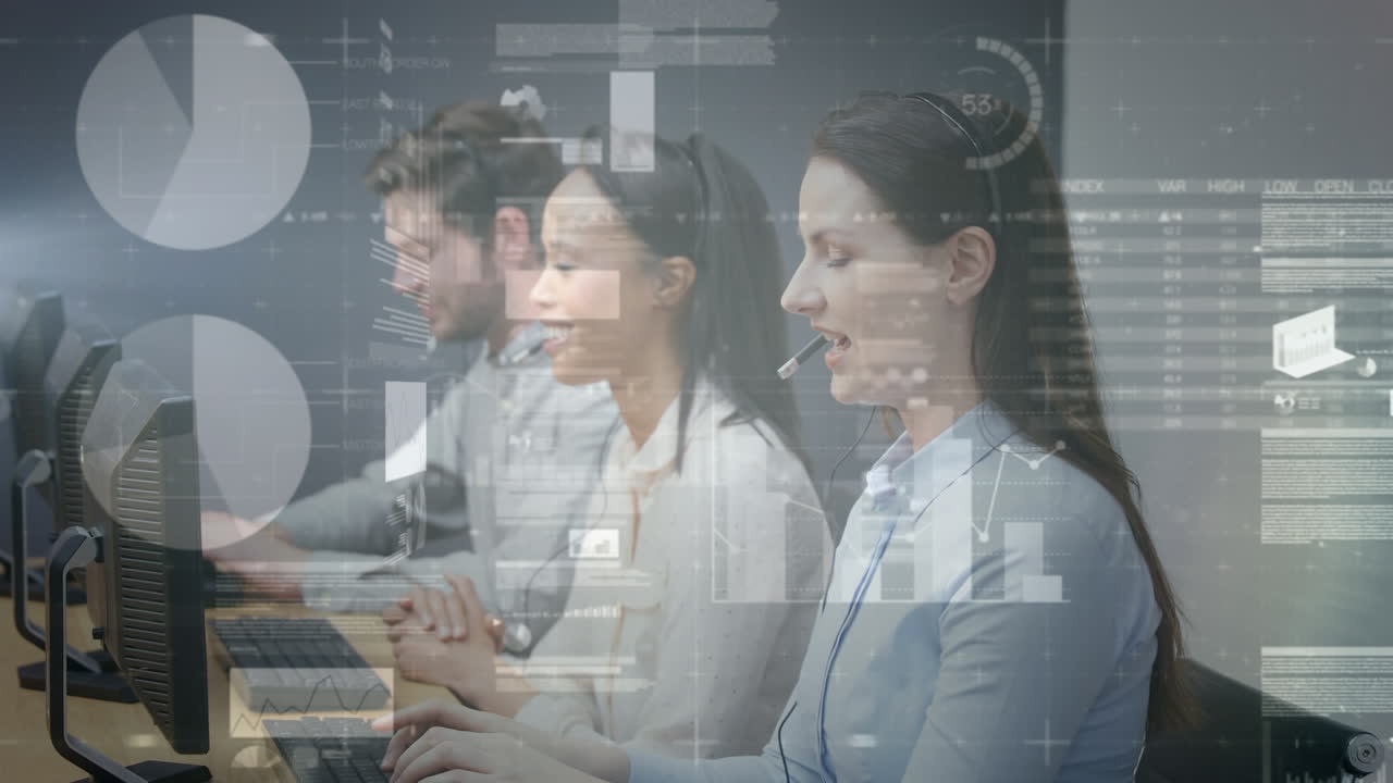 animación del procesamiento de datos financieros sobre diversas personas de negocios con auriculares