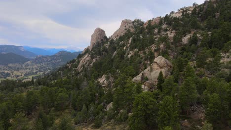 paisajes de montañas llenas de un bosque verde