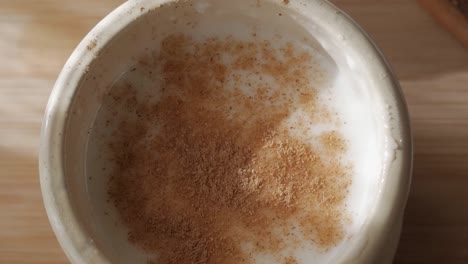 pudín de arroz cremoso cubierto de canela, creando un postre acogedor y reconfortante