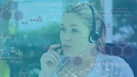 animación de una mujer caucásica con auriculares y usando una computadora sobre ecuaciones matemáticas