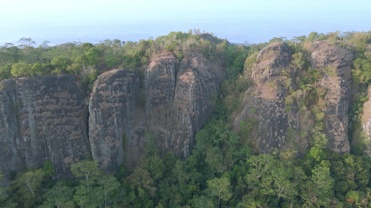 avión no tripulado sobre el majestuoso volcán prehistórico de nglanggeran, indonesia - toma de avión no tripulada de 4k