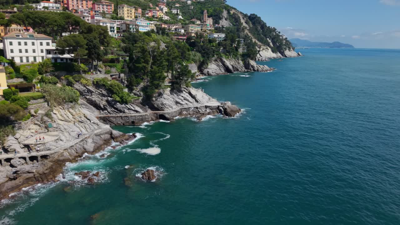 Une magnifique côte italienne avec des eaux méditerranéennes cristallines, vue aérienne