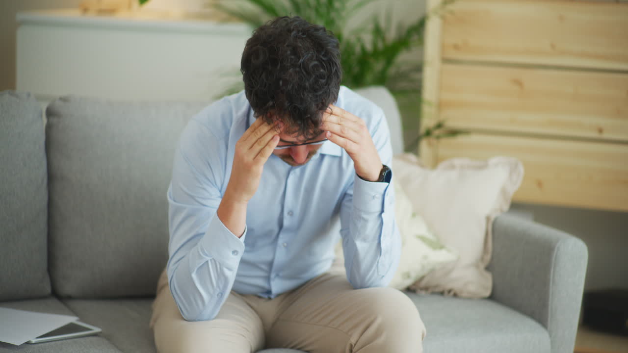 재정적 문제 를 가진 슬픈 사업가