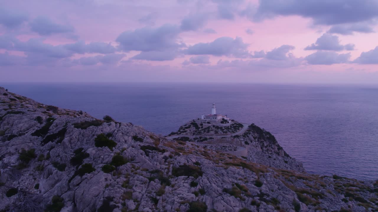 tomada lateral del famoso faro faro de formentor mallorca durante el amanecer, aérea