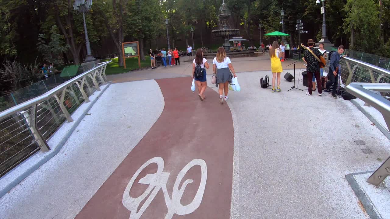 사람 들 과 함께 공원 장면