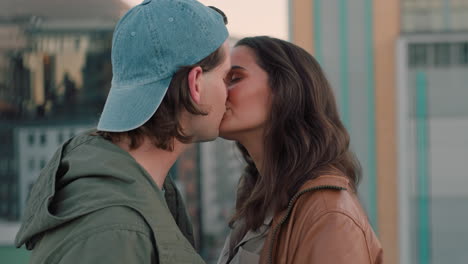 Hermosa-Pareja-Caucásica-Besándose-En-La-Azotea-Romance-De-Verano-Compartiendo-Una-Conexión-íntima-Colgando-En-El-Techo-Al-Atardecer